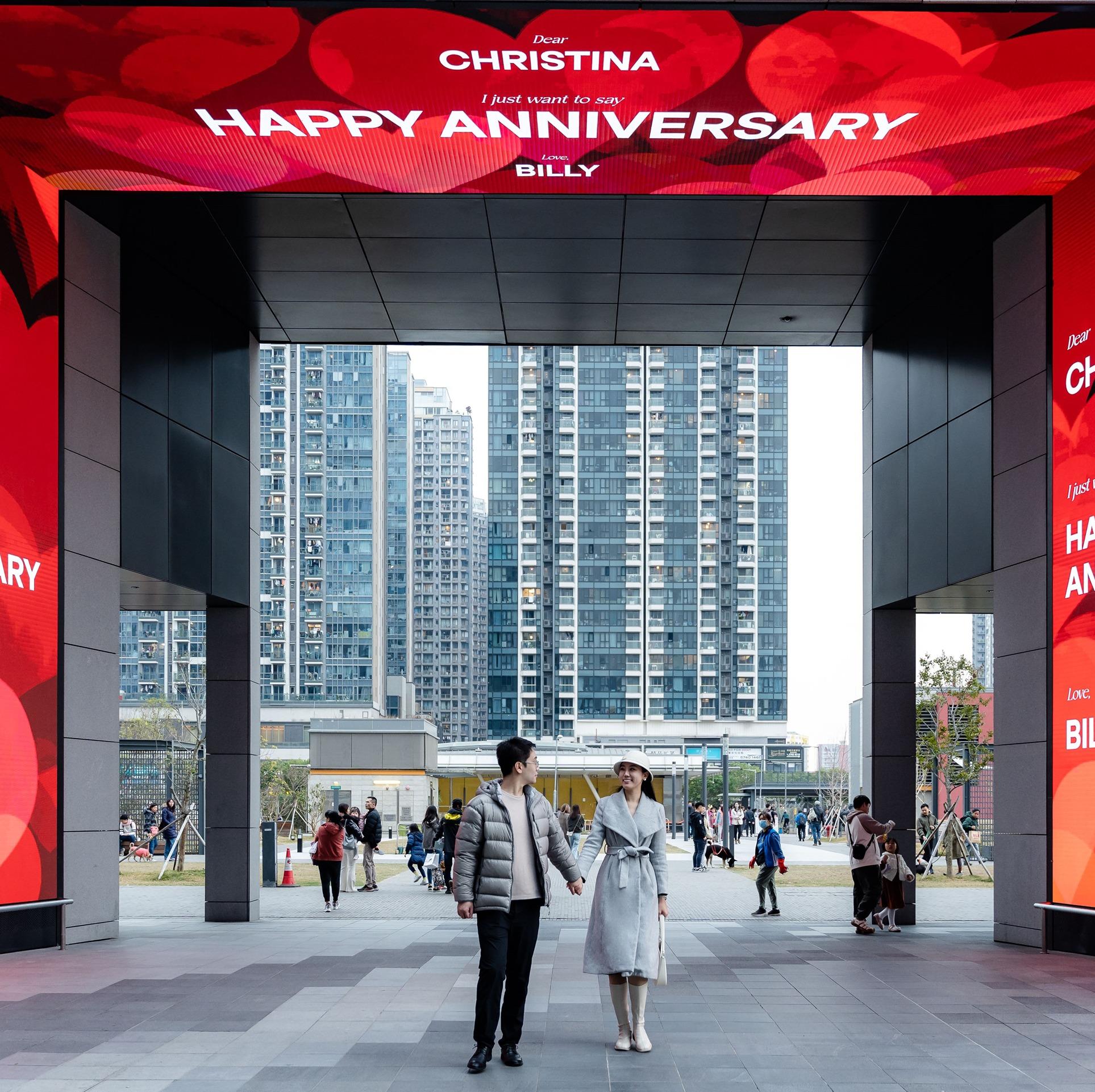 商場正門高8米、闊12米的LED巨型屏幕式拱門化成戀愛之門。