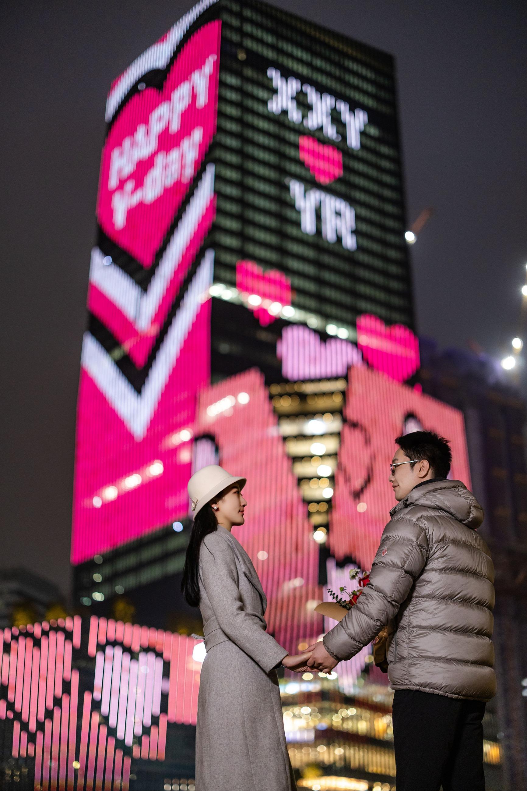 AIRSIDE超過40,000平方米、高逾30層商廈外牆LED屏幕,化身示愛牆。