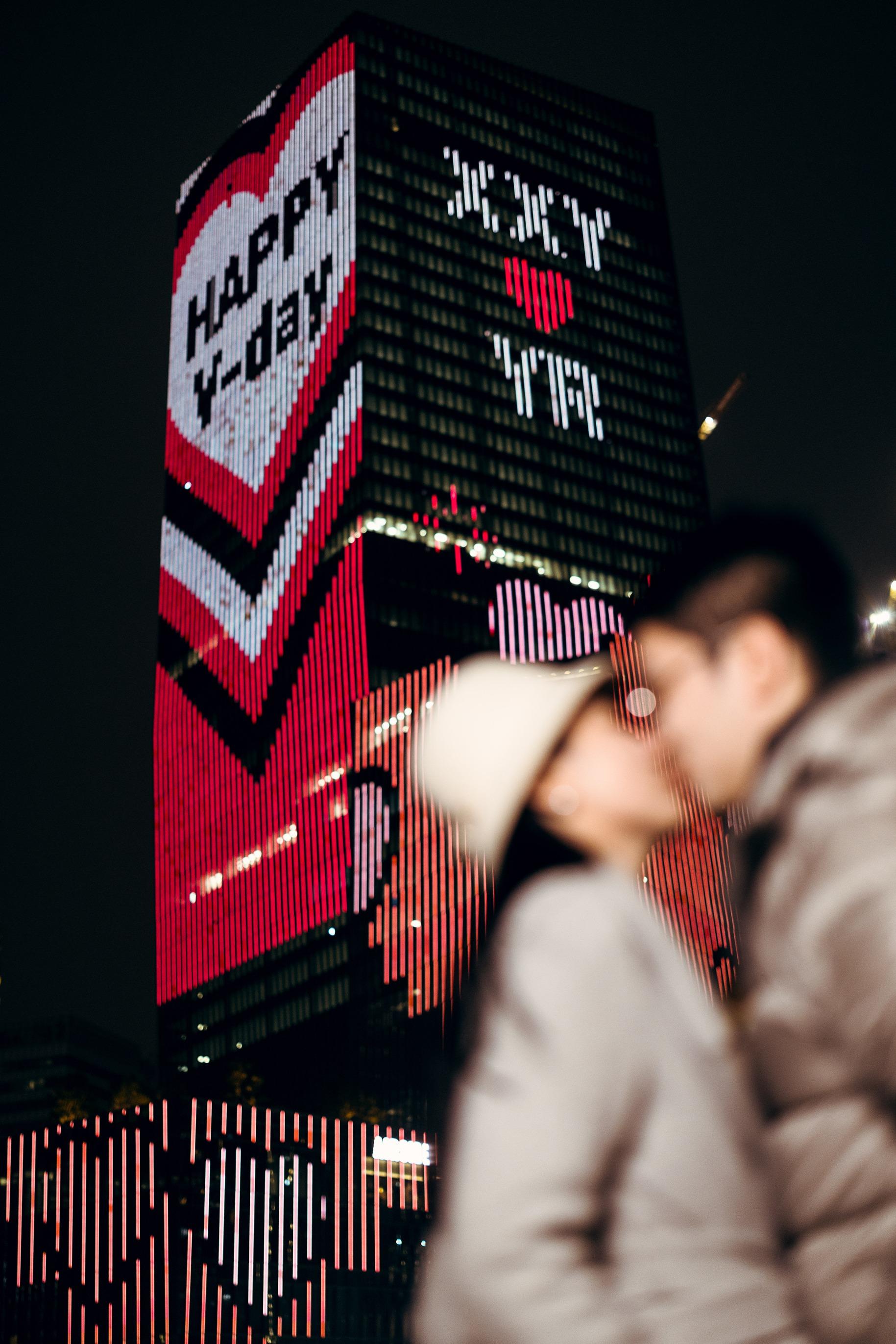 AIRSIDE超過40,000平方米、高逾30層商廈外牆LED屏幕,化身示愛牆。