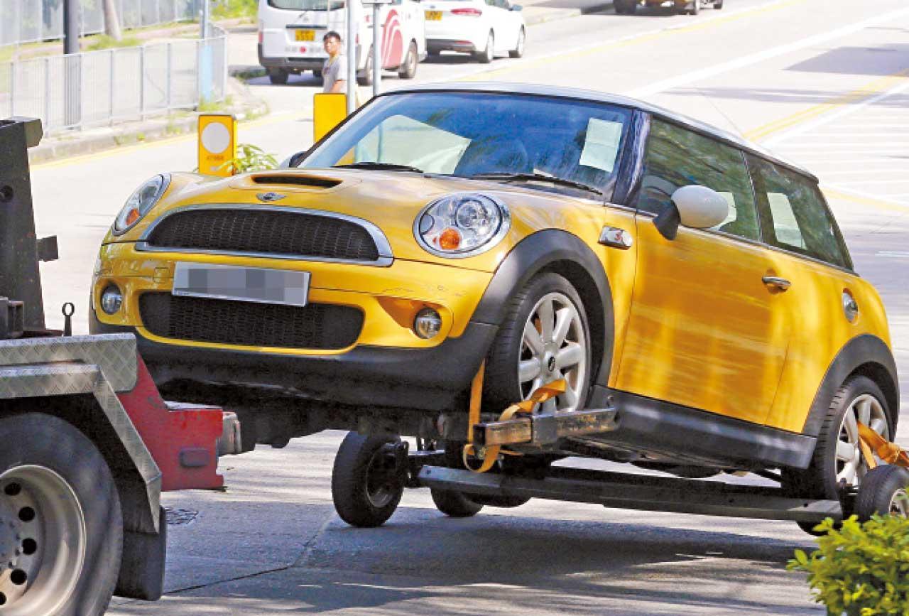 妻女於一輛黃色Mini Cooper私家車內中毒身亡。(資料圖片)