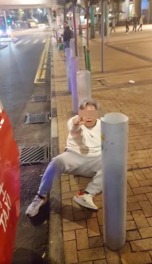 白衣男指著司機暗示他出手打人。(網片截圖)