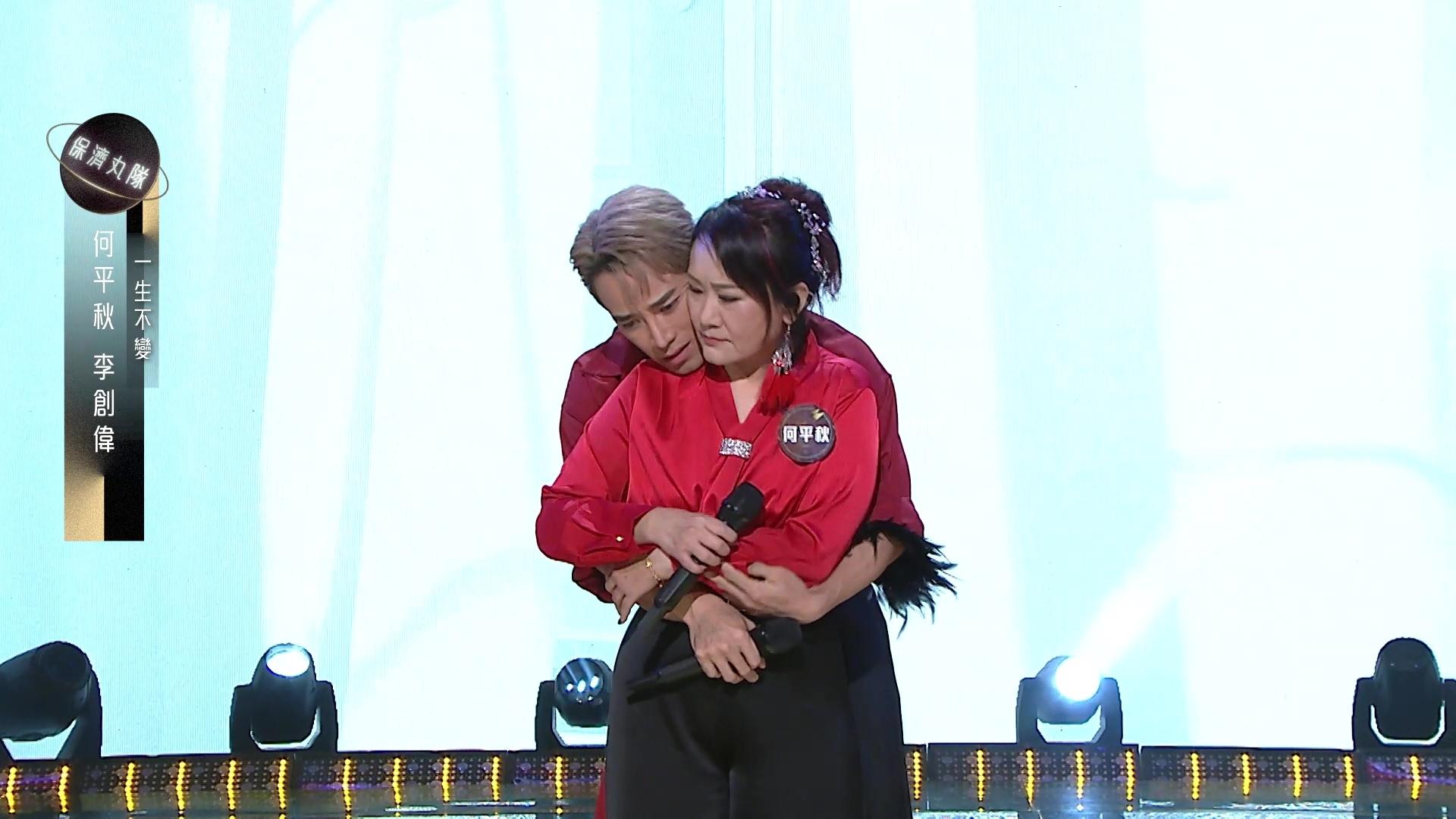 背後環抱及撫臉引全場歡聲四起!