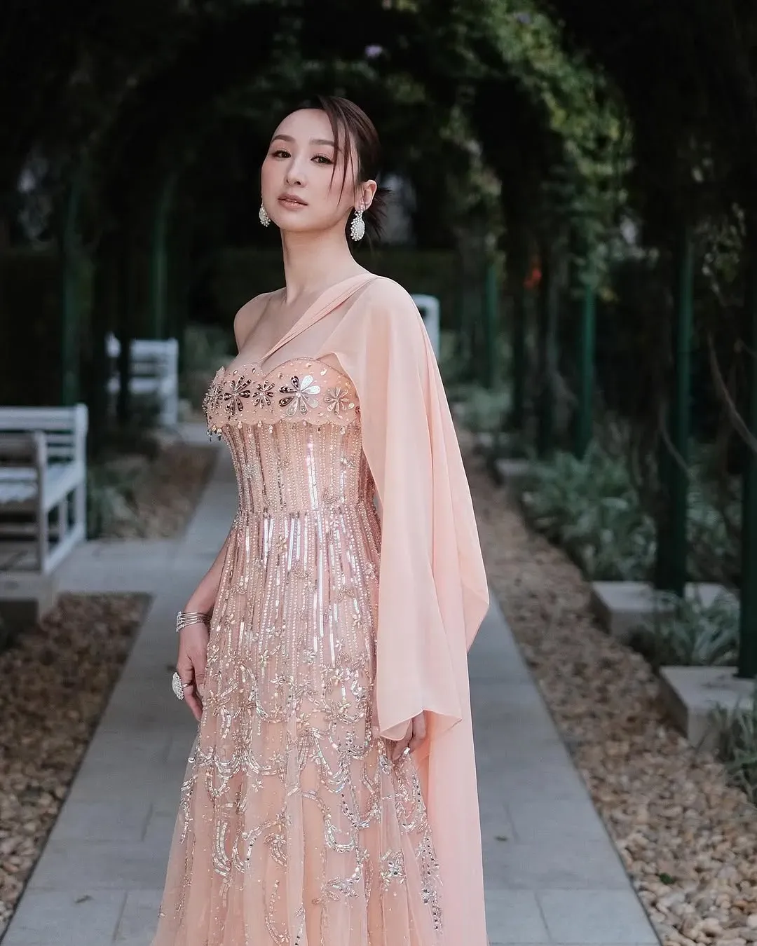 高Ling正以演藝圈時尚指標之路進發。