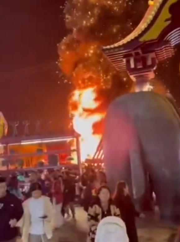 廣西打鐵花表演引起火災,現場一片混亂。(網上截圖)