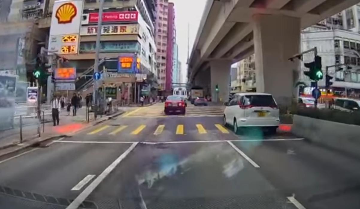 一輛貨車突然開門,途經單車司機險比的士輾過。(fb「車cam L(香港群組)」截圖)