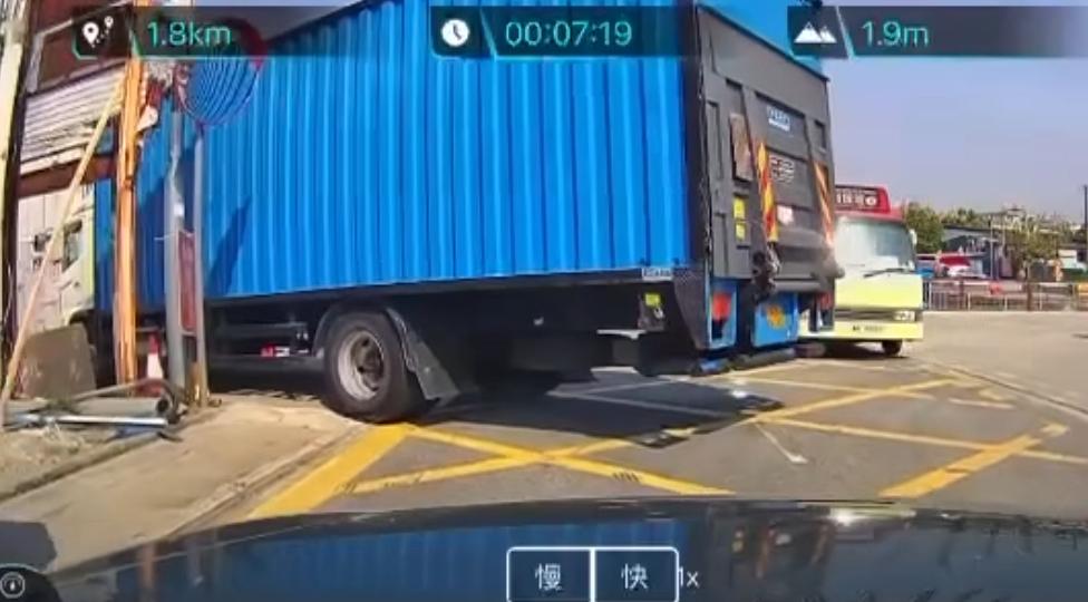 元朗一輛貨車倒車時撞到小巴。(fb「車cam L(香港群組)」截圖)