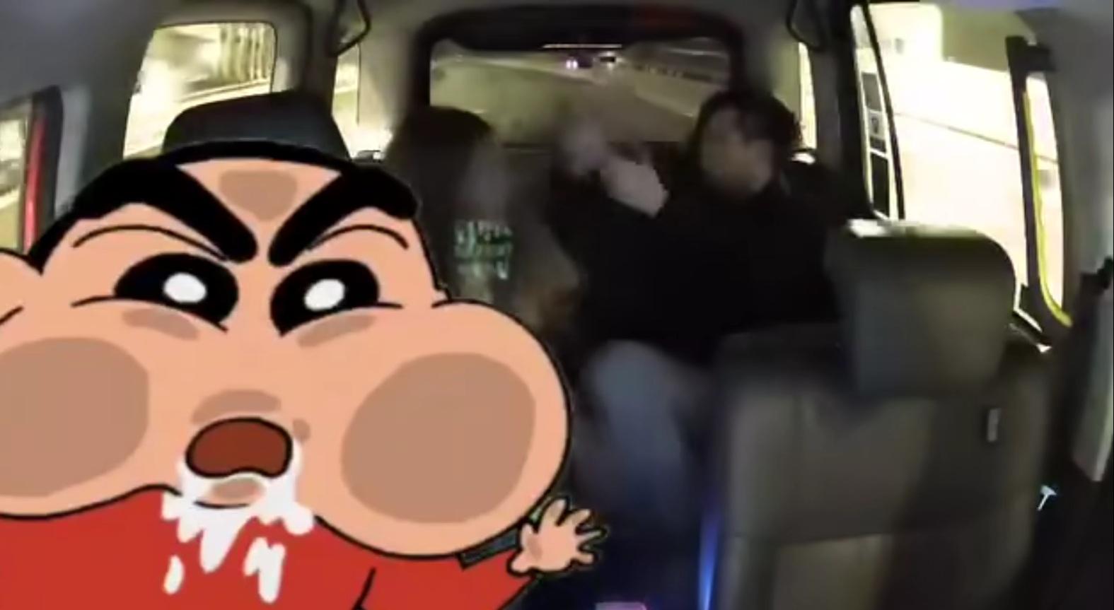 女方情緒失控,不斷用手腳推開男方。(網片截圖)