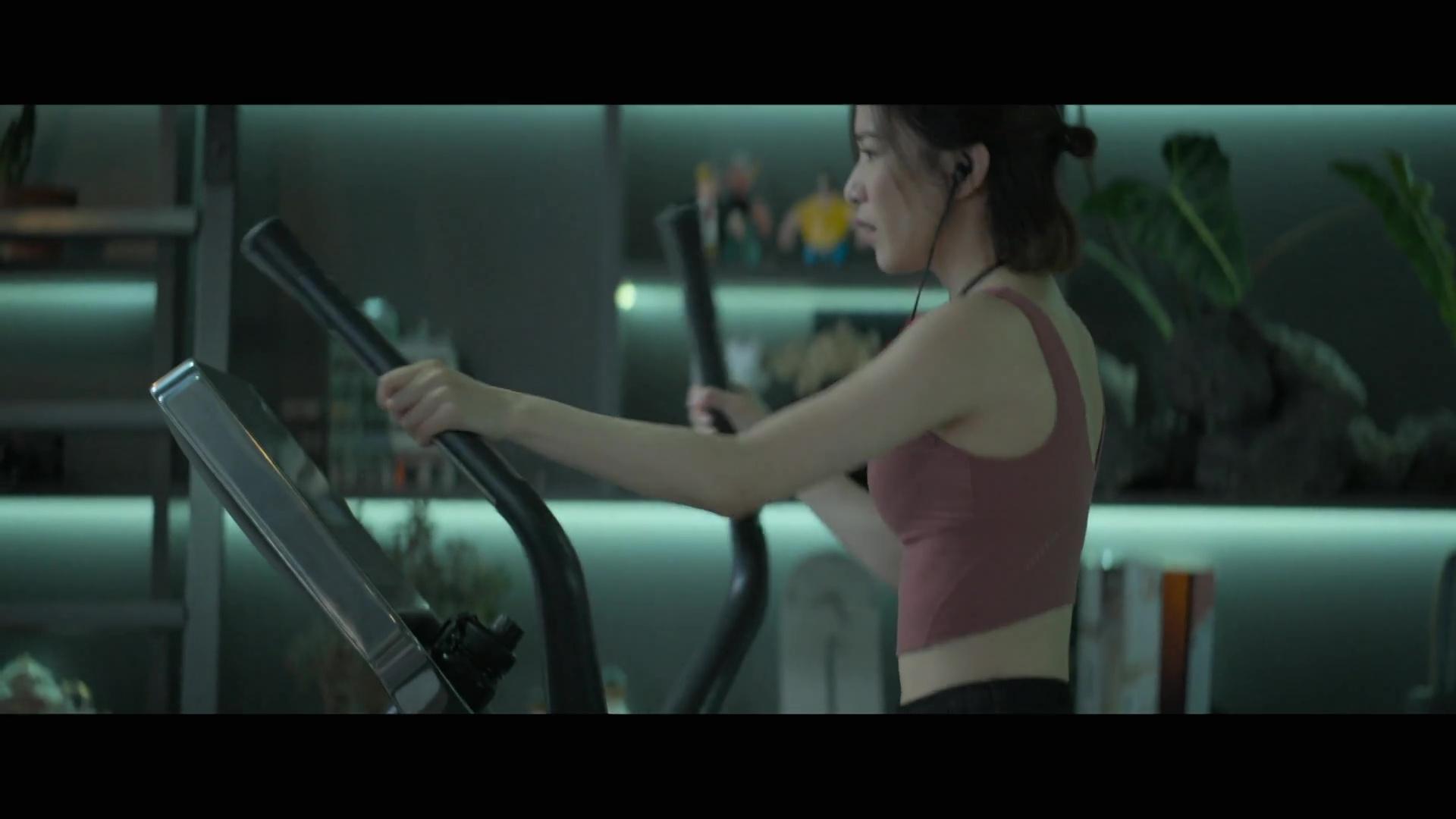 呢個側面「橫切面」視角,可見阿佘擁有優美背肌。