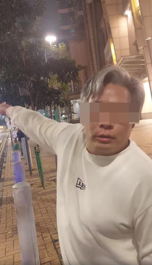 白衣男表示已付了100元。(網片截圖)