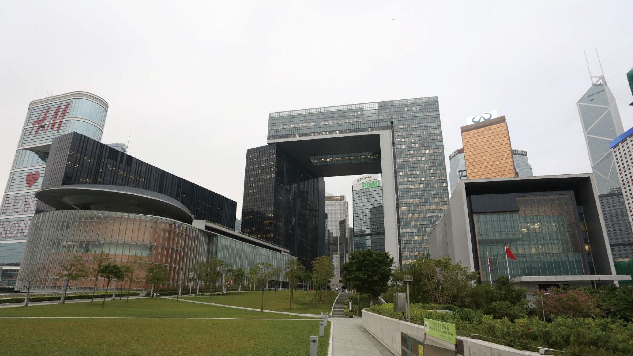 政府上半年擬向立法會提交24條草案,包括版權修訂條例草案和簡樸房草案