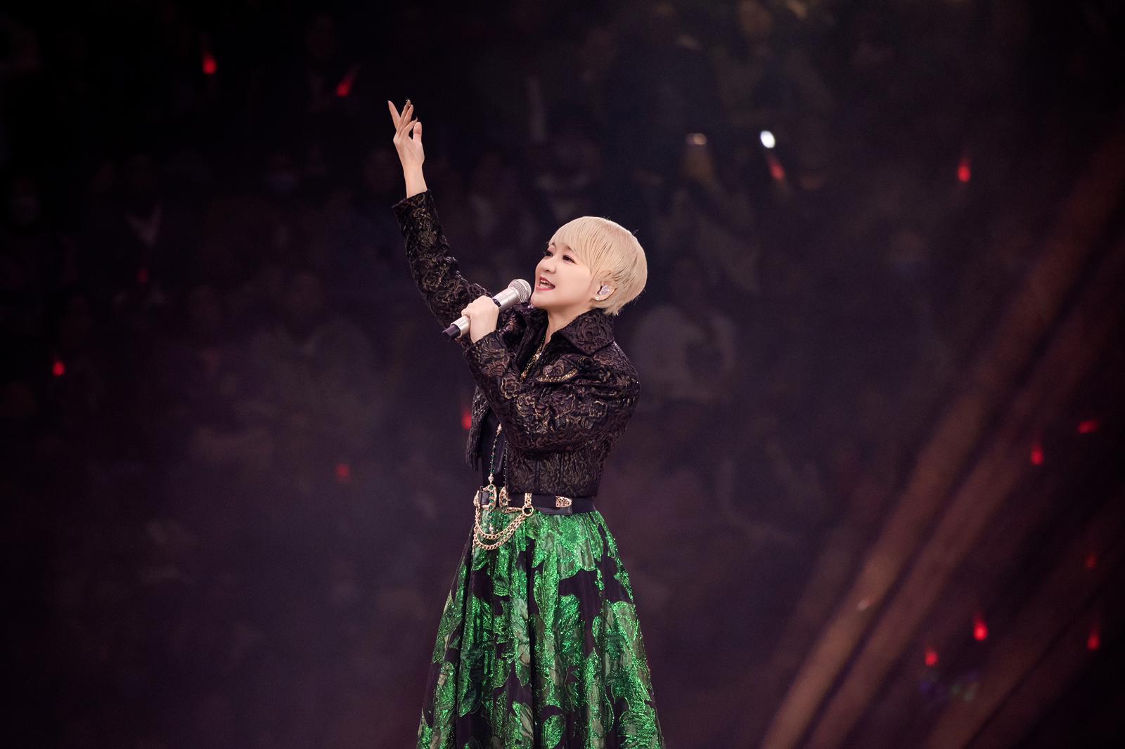 慧嫻休息一日後,昨晚重返紅館狀態大勇。