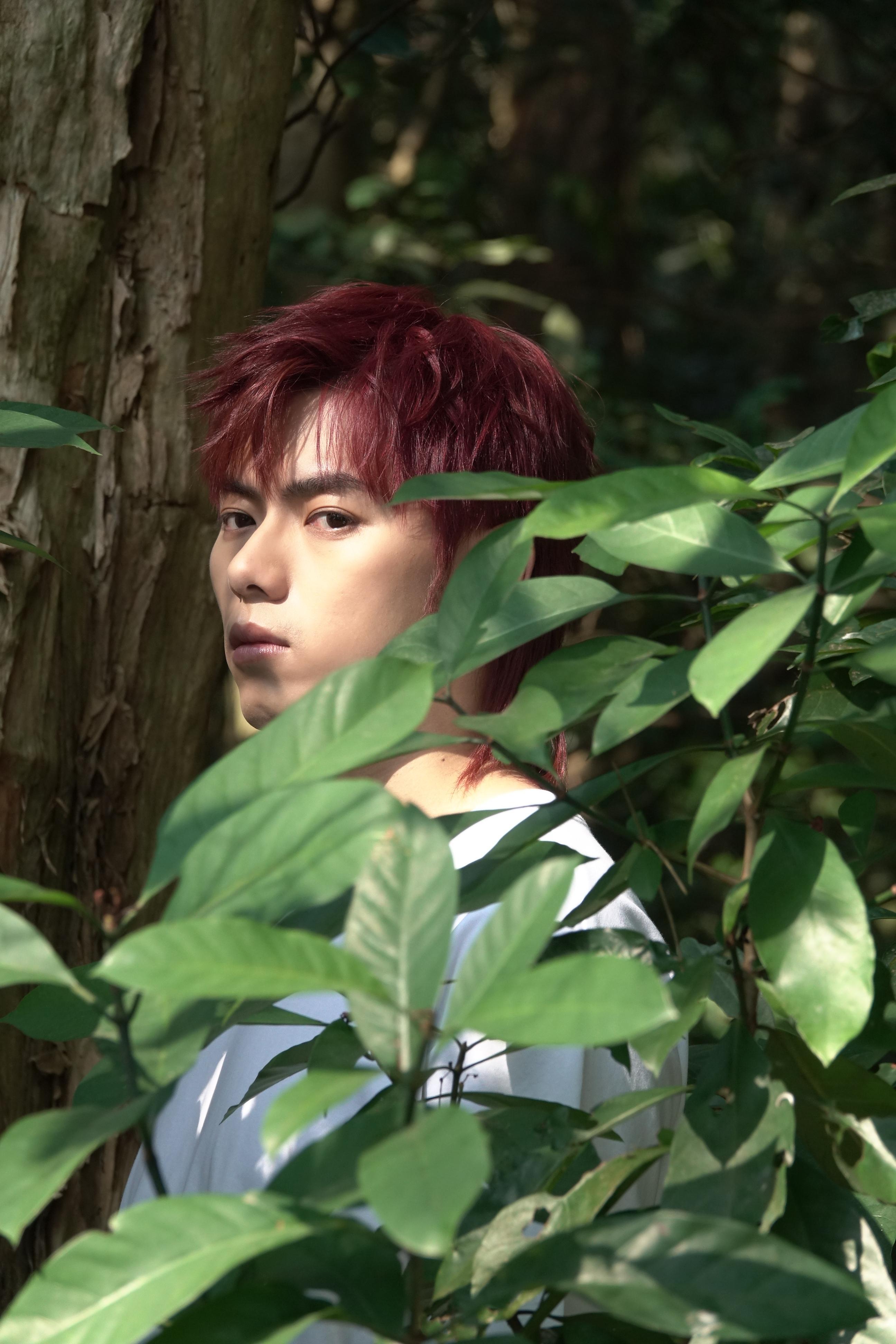 193郭嘉駿在新歌《Keep Walking》MV被「活埋」,寓意他像種籽一樣發芽,破土而出。