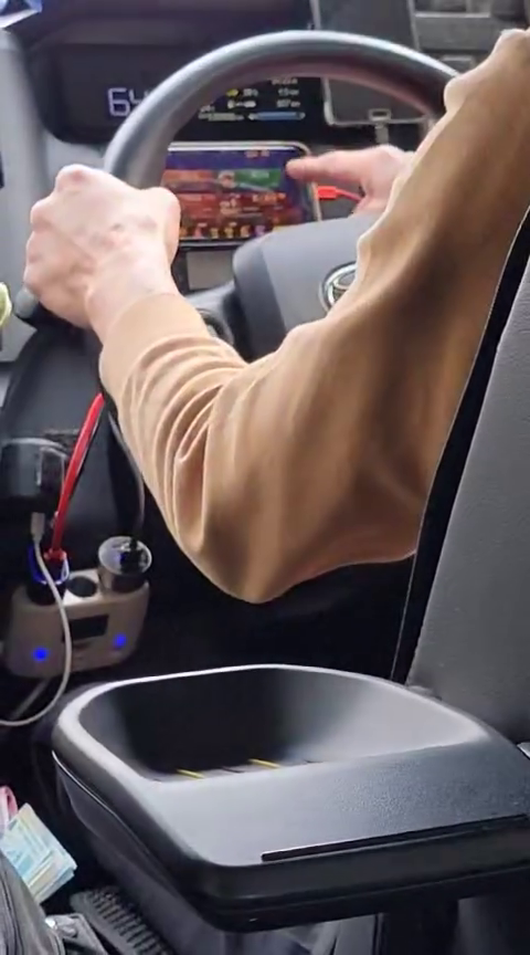 有市民於網上發帖指疑的士司機行車打機。(FB群組「車cam L(香港群組)」影片截圖)