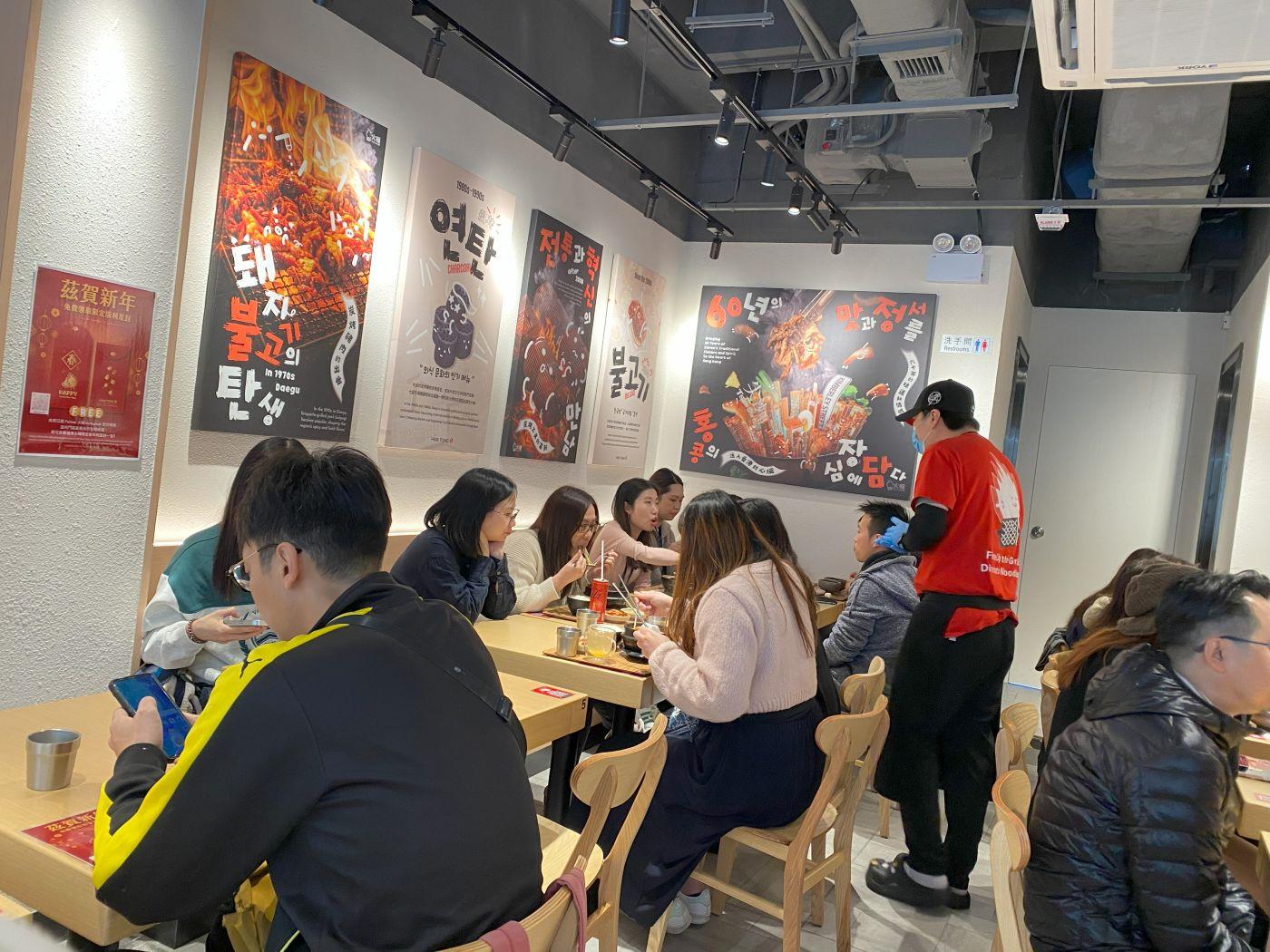 記者直擊當日午市爆場,需翻兩至三轉枱。