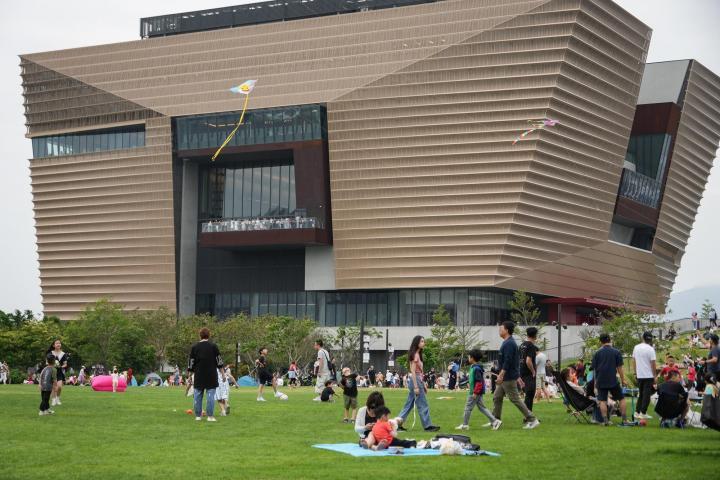 西九文化區擬建住宅,居民擔心令現有物業樓價下跌,管理局舉例羅浮宮附近住宅的價值也較高