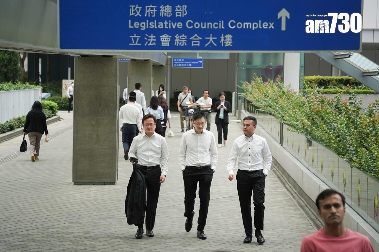 政府面對財赤,有意見要求公務員減薪