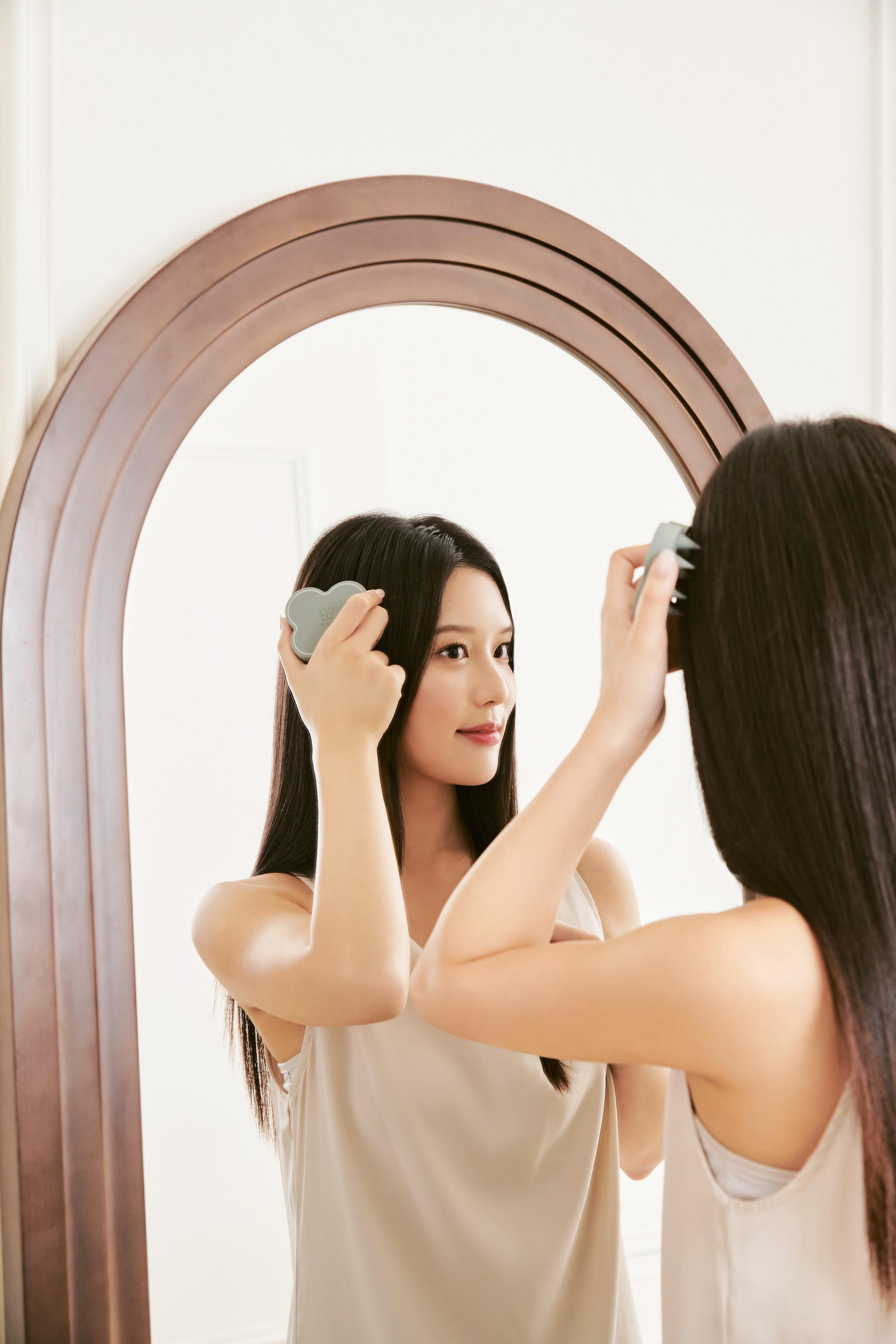 uka與10/10推出限定款按摩刷—GO GREEN 森林綠,傳遞純淨永續理念。精心設計掌心大小尺寸,完美刷按每個角度頭皮穴位。