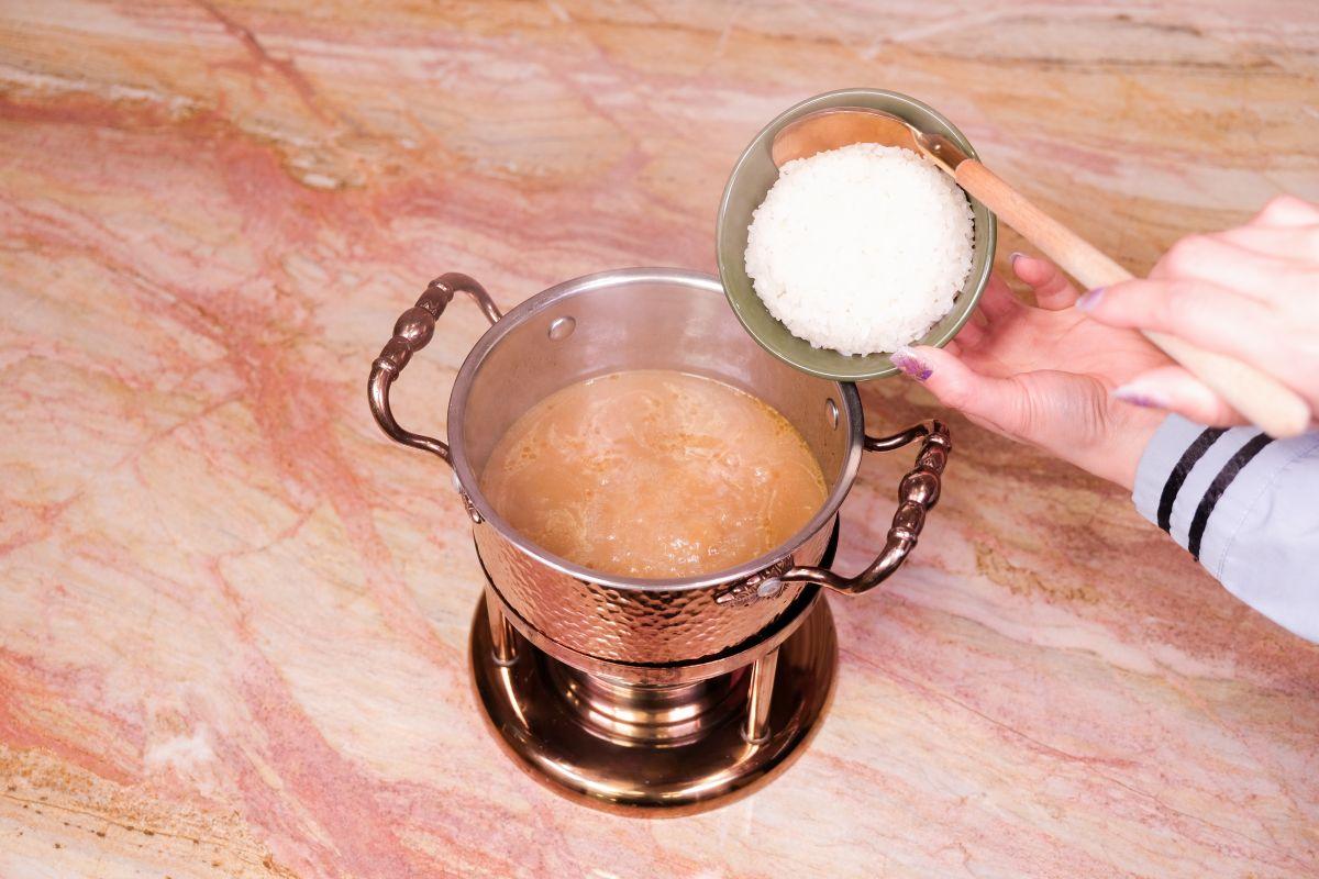 吃完火鍋,待湯底滾起後加入米飯,煮至濃稠狀態。