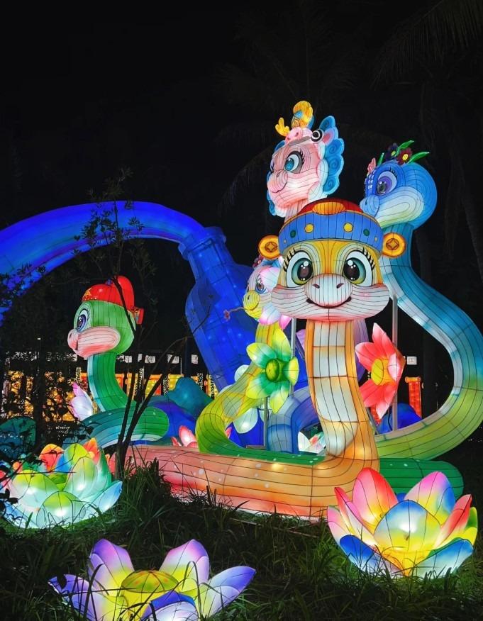 灣區超級燈會內,到處都看到蛇年造型的花燈,樣子都靈動可愛。(圖片來源:W的世界@小紅書)