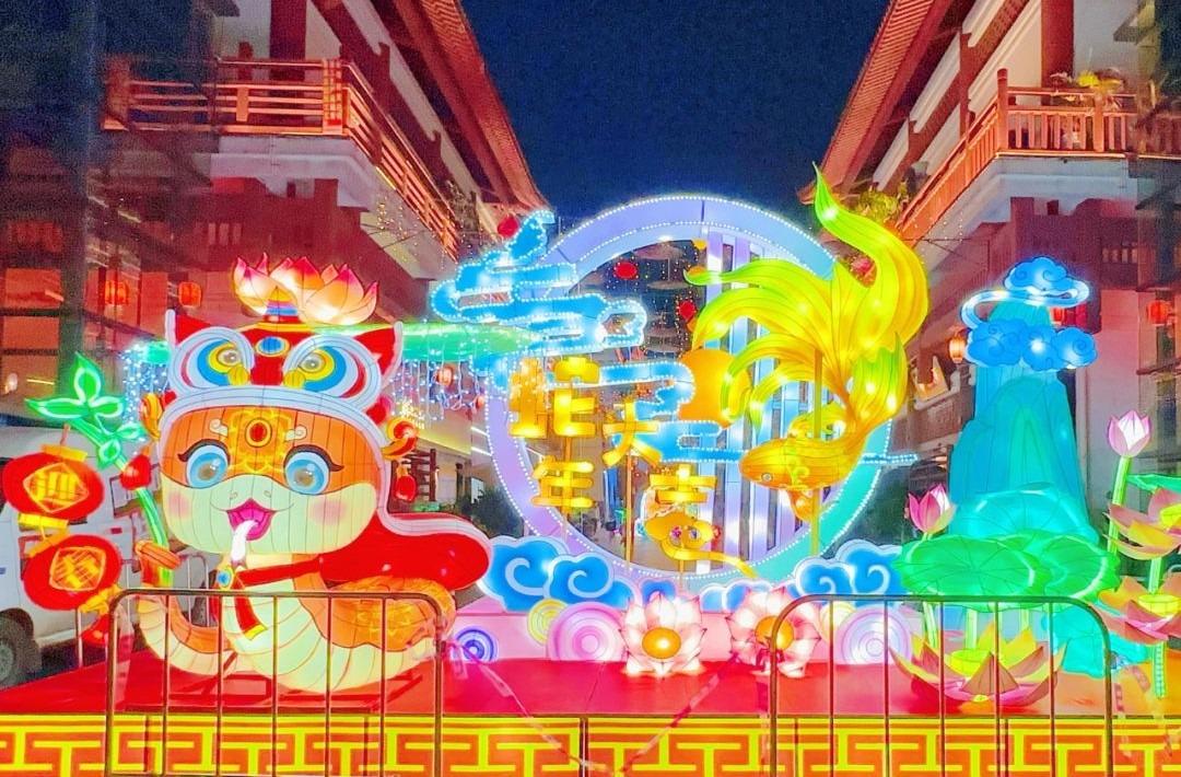 文博宮內共有30餘組非遺花燈,園內靈蛇造型可愛。(圖片來源:文博會)