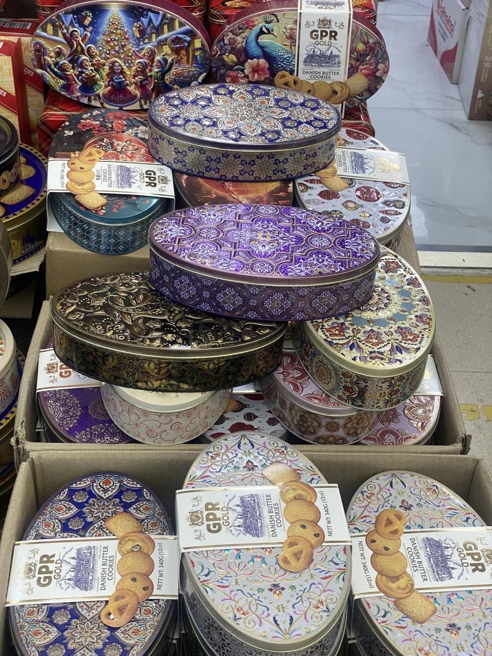 地點:福田區振興路55號 交通:3號線華新站A2出口;7號線華強北B出口 春節|南澳海味街 「自家製」乾鮑金蠔等極吸引 北上買海味,一定要認識深圳一條具有40年歷史的海味老街「南澳海味街」了。 從外表看,南澳海味街有點像流浮山海味街,長約500米的街道兩旁擺滿幾十家特色海味鋪,兩側是上世紀高低不大一的民房,幾乎都是經營海產品的。這裏亦是大灣區海味乾貨的主要供應地之一,香港著名食家韜韜亦曾到此光顧。 2025深圳年貨批發市場 2025深圳年貨批發市場 2025深圳年貨批發市場 2025深圳年貨批發市場 熱門乾貨必數鮑魚和乾鮑,是當地居民親自收成曬製而成,不少店都有「自家製」獨家秘方,質素有保證。除此外,有大元貝、金蠔、蠔豉、九節蝦乾,都是港人農曆年間的最愛的海味食品。 南澳海味街今年於1月3日至1月25日舉辦「南澳海味年貨市場」,精選乾貨售賣,若到南澳海味街不要錯過。 深圳大鵬新區南澳海味街 地點:深圳大鵬新區南澳海味街 春節|南山:南貿市場 傳統過年糖果比香港便宜一半 南貨市場是深圳人心中的「年貨一條街」,因為這裹的糧油雜貨店集中,可以一站式買齊各樣送禮糖