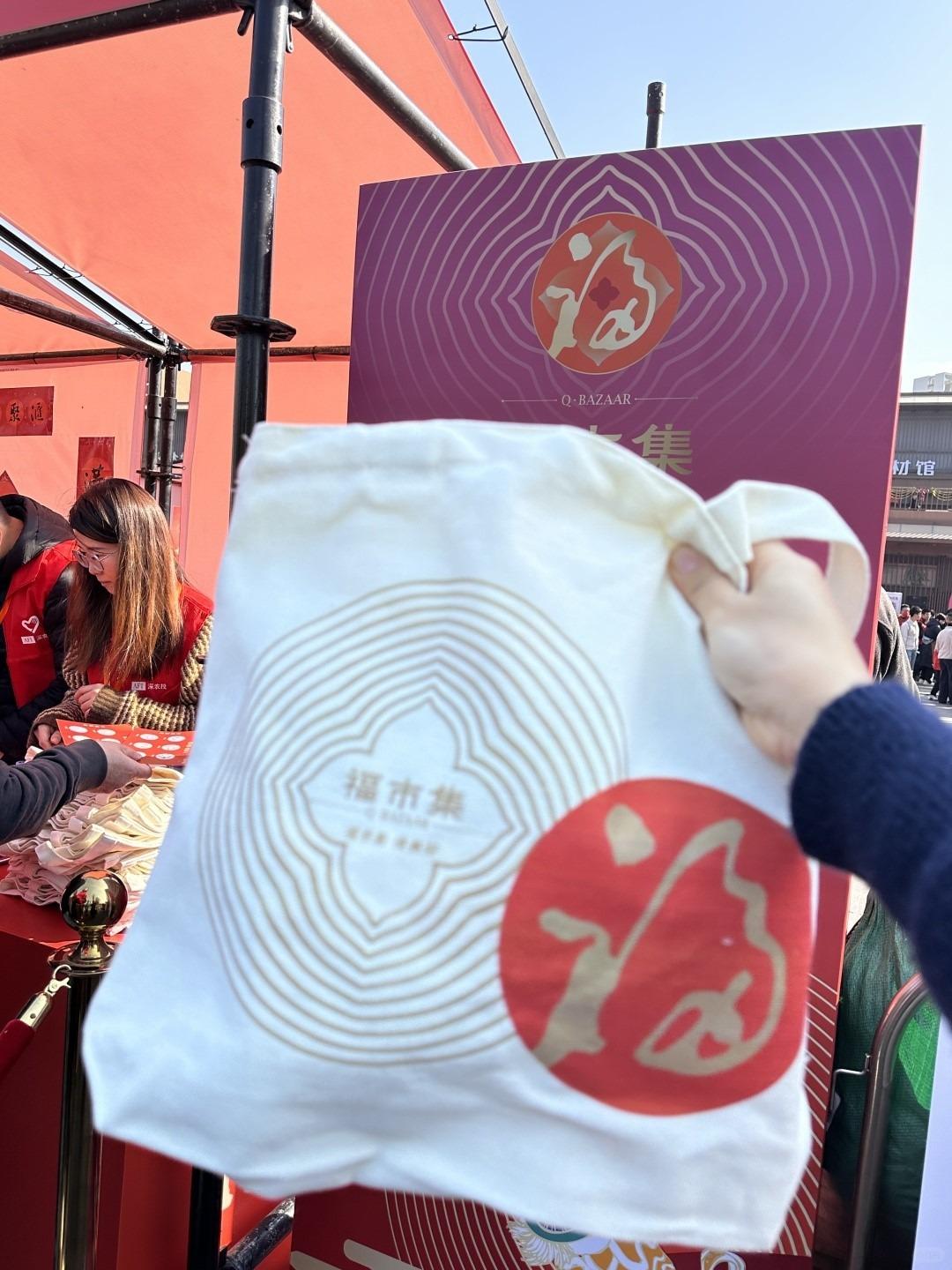 福市集現場還有試食、表演,以及遊戲,是一個適合一家大小一起辦年貨的好地方。(圖片說明:熊貓愛干飯@小紅書)