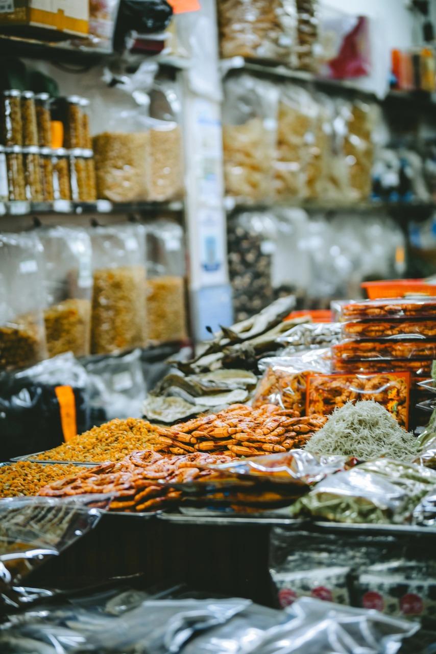 南澳海味街的熱門乾貨有鮑魚乾,新鮮鮑魚醃製後再曬制、大元貝、金蠔、蠔豉及九節蝦乾。(圖片來源:Monster@小紅書)