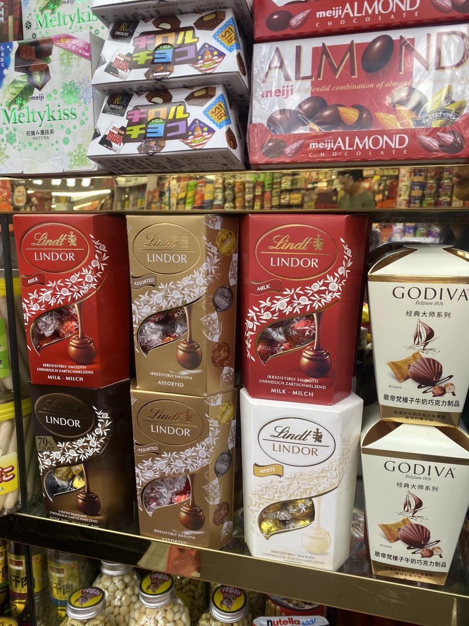 紫荊城食品交易中心的貨品主要有零食、糖果,還有不少是進口食品。(圖片來源: gigi雯雯@小紅書)(圖片來源:小覓日記@小紅書)