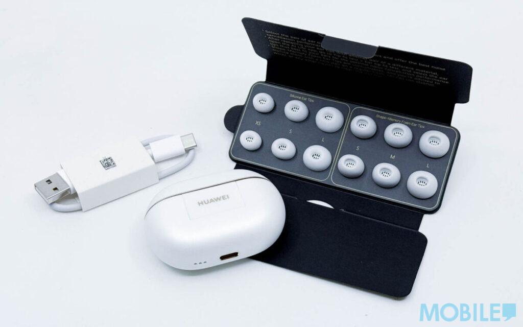 包裝內附充電線,跟額外大中小尺寸矽膠及記憶海綿耳塞。