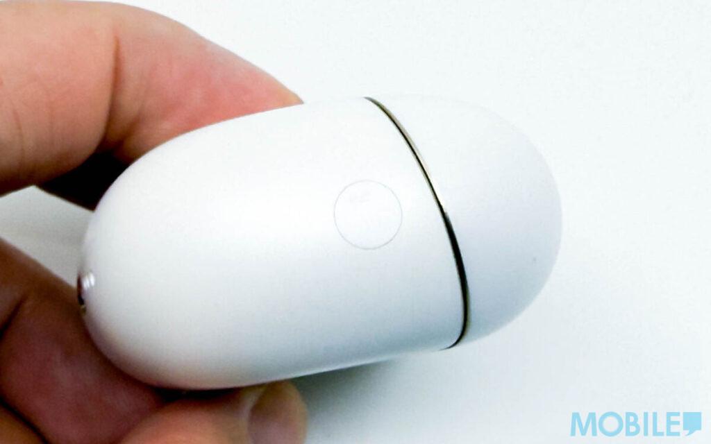 重置鍵設在充電盒旁邊位置