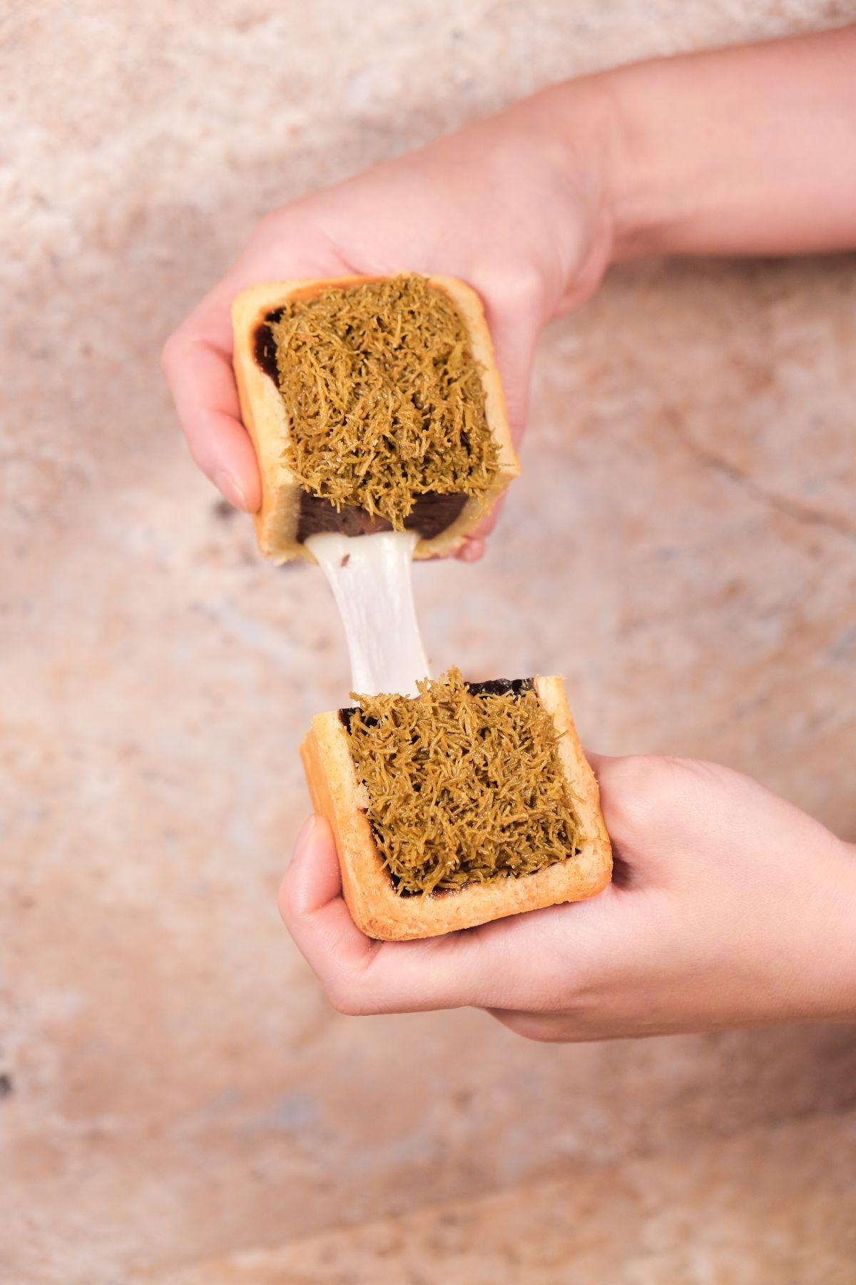 中間的麻糬夾心Q彈拉絲。(尖沙咀店供應)