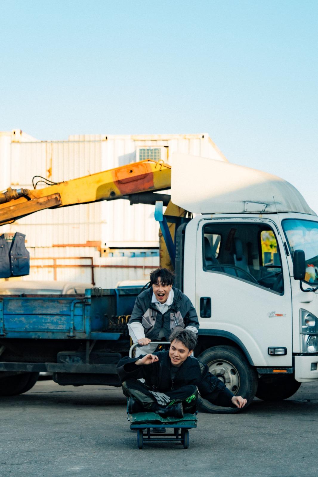 團隊為拍攝更走入位於元朗的廢車場。