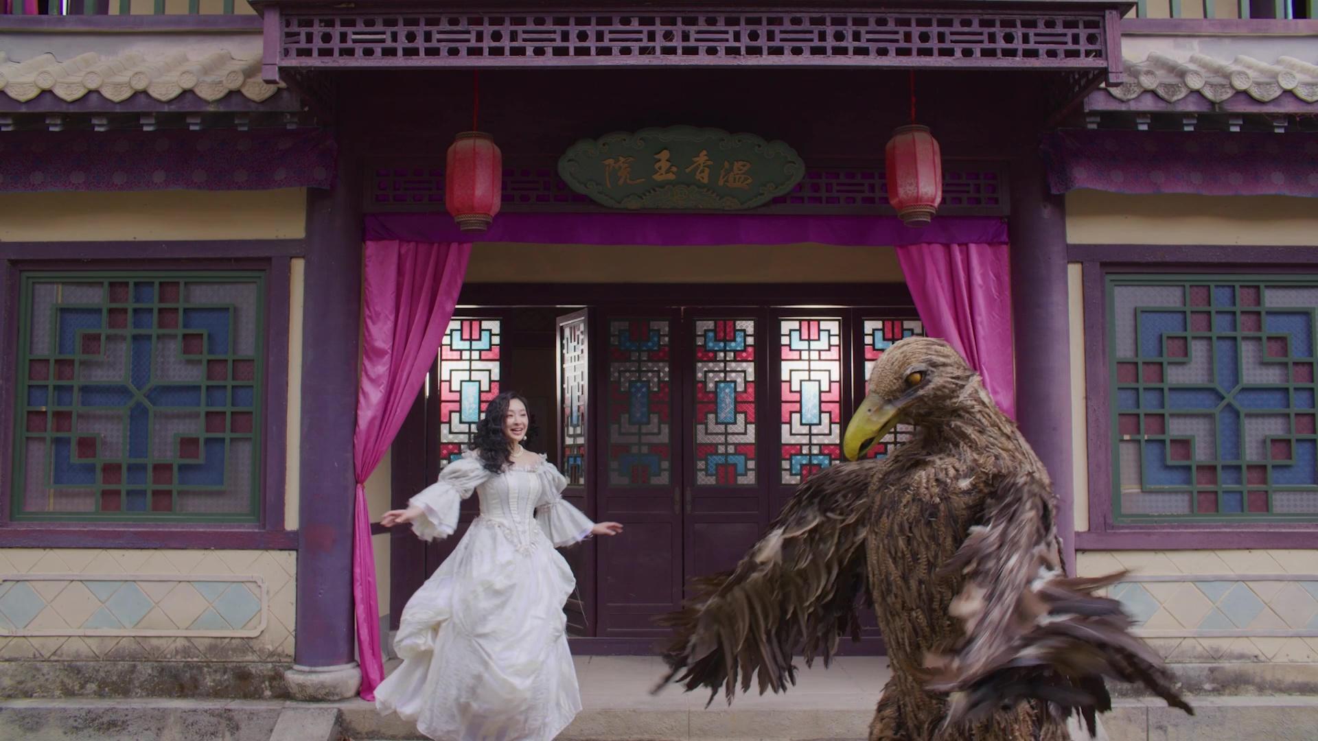 化身白雪公主的陳瀅,展現歌聲引來鵰兄。