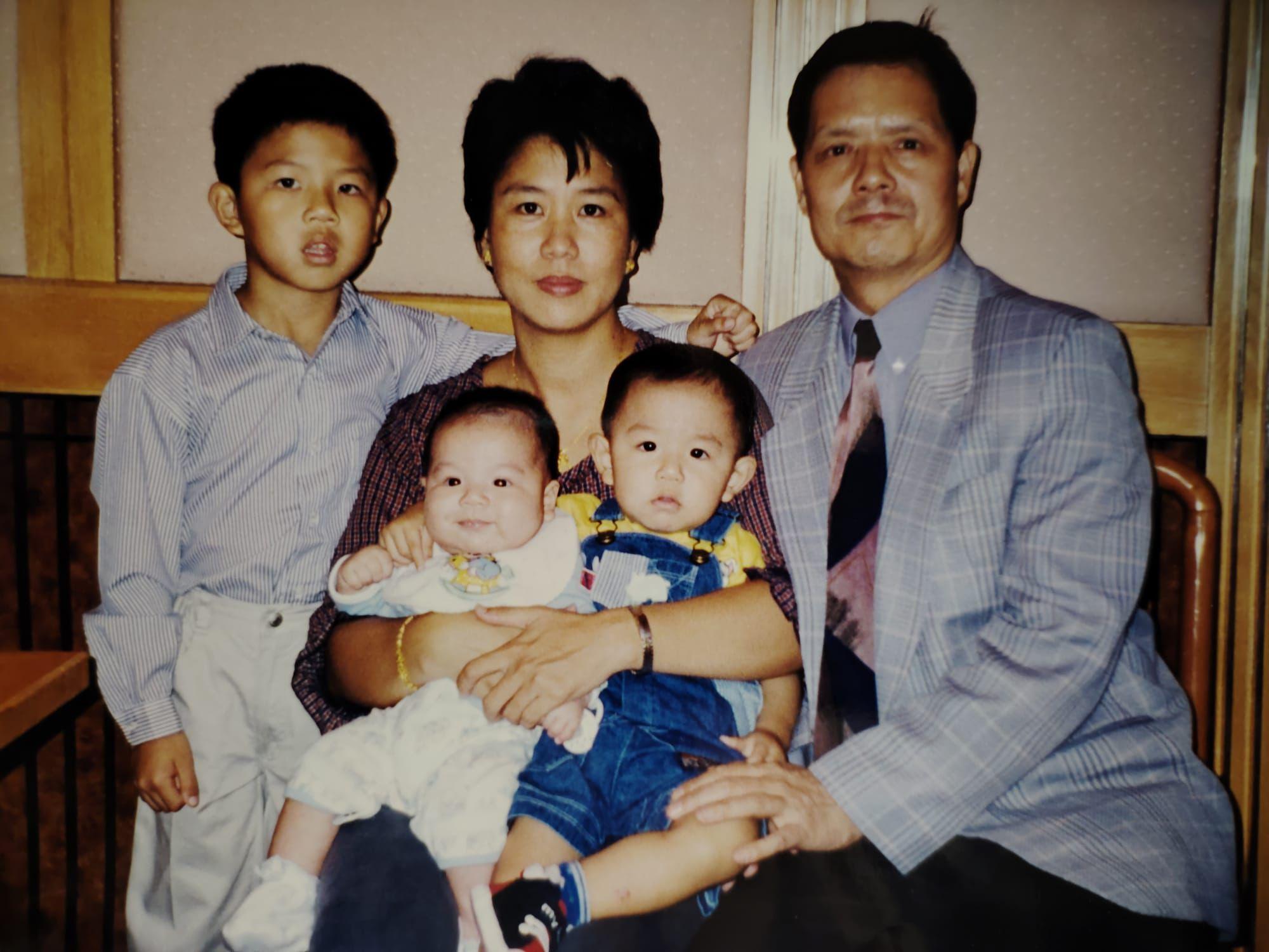 吳大強公開一家人昔日舊照。