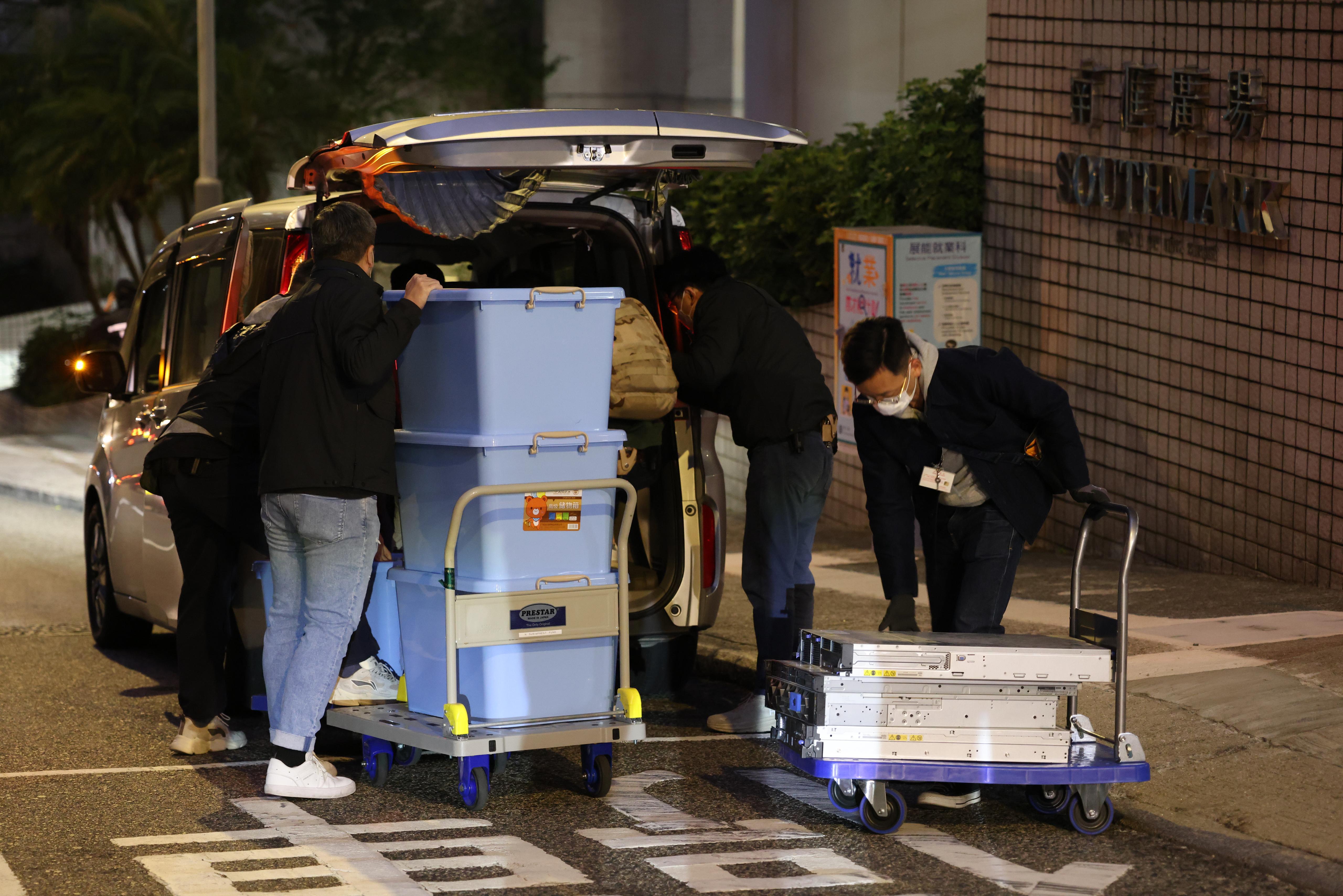 國安人員在民研辦公室搬走一批證物,包括約4部電腦主機,以及載滿至少6個大膠箱的物品。