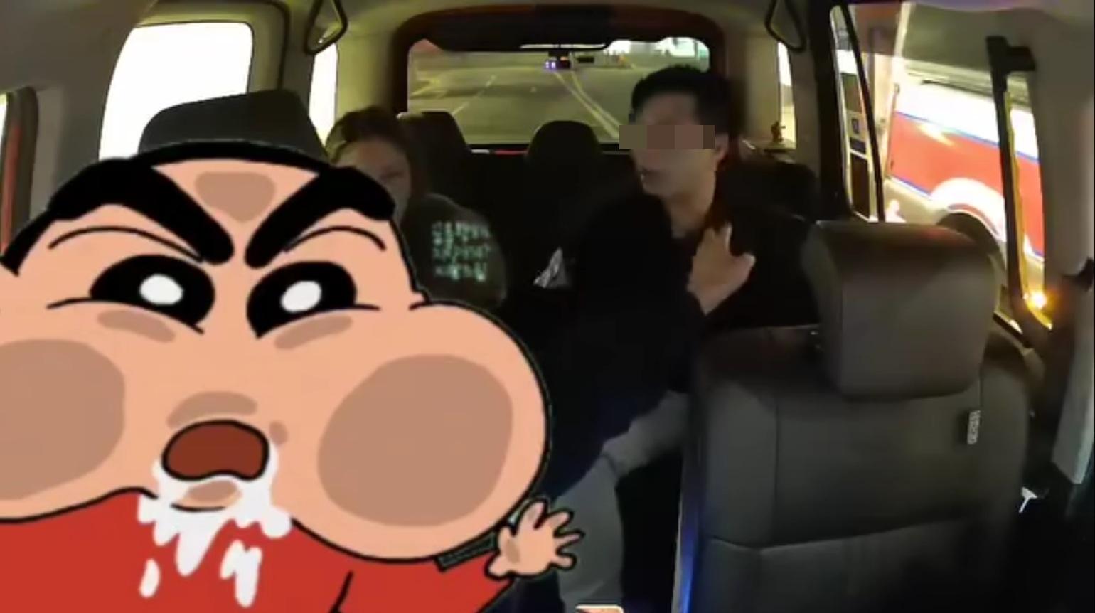 司機在無奈下不斷響號,最終引起附近一部警車注意。(網片截圖)