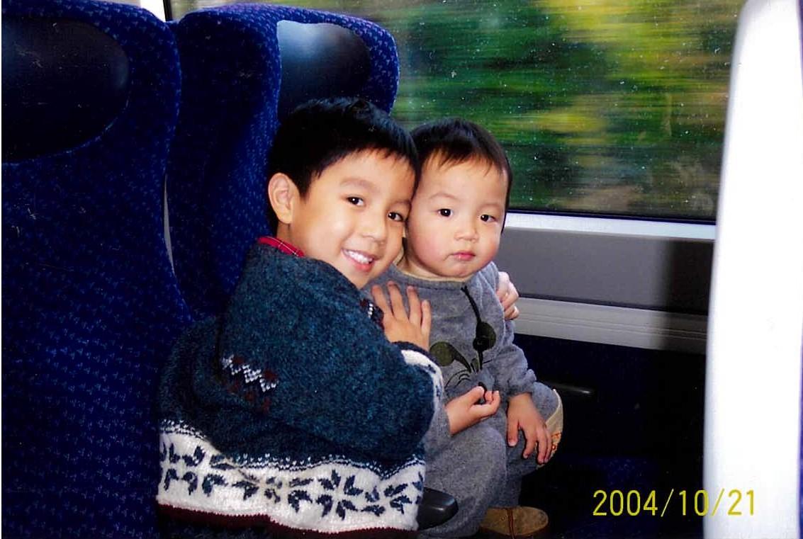 小時候的吳偉豪與細佬。