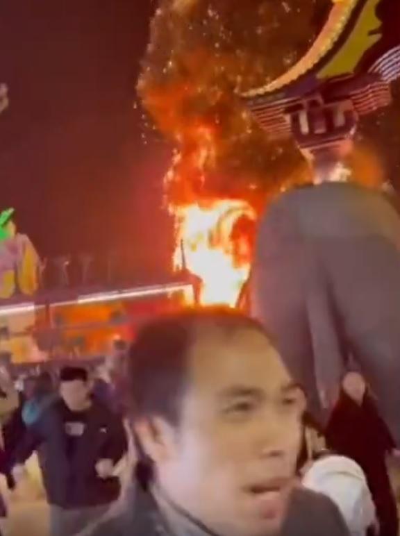 廣西打鐵花表演引起火災,有人向拍片者表示︰「不要拍了,走啦走啦」(網上截圖)