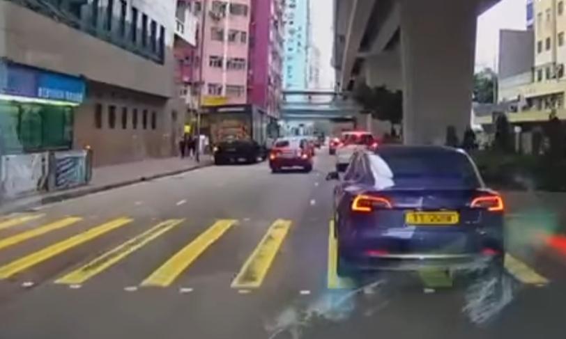 一輛貨車突然開門,途經單車司機險比的士輾過。(fb「車cam L(香港群組)」截圖)