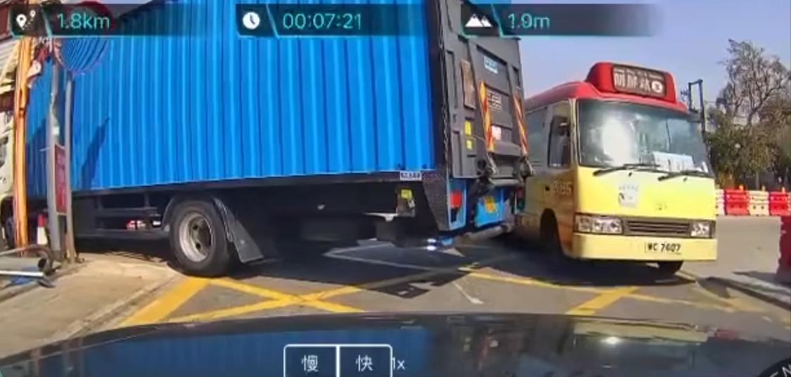 元朗一輛貨車倒車時撞到小巴。(fb「車cam L(香港群組)」截圖)