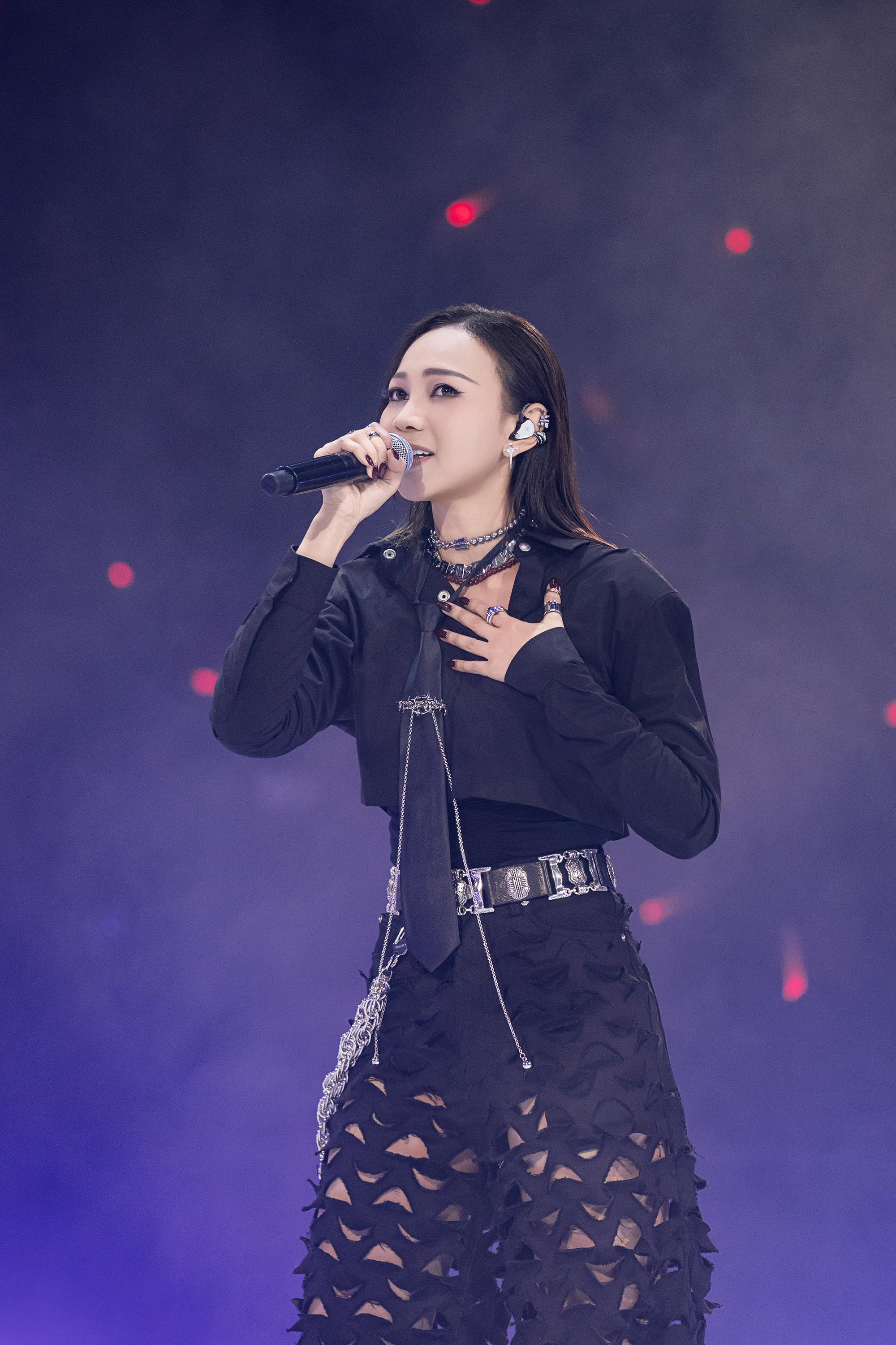 AGA亦唱了《3AM》送給觀眾。