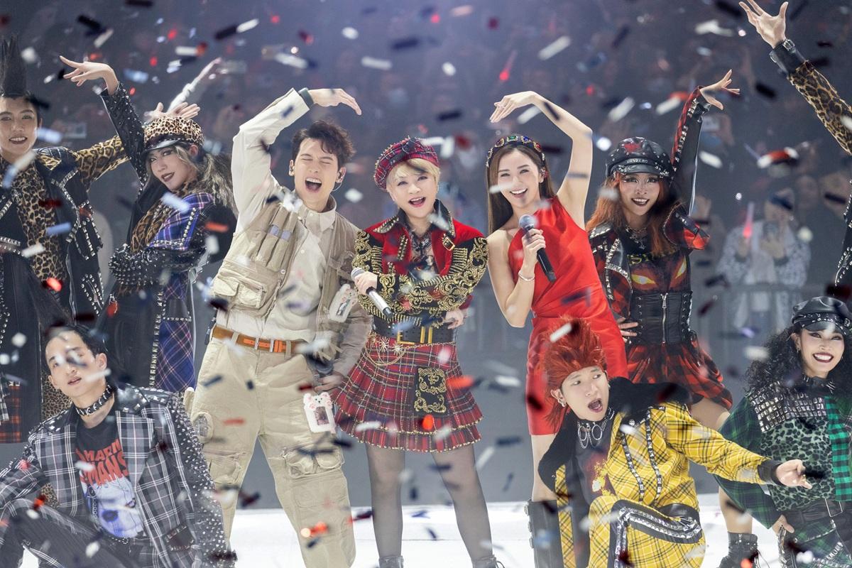 陳慧嫻請來阿Sa和Kenny擔任尾場演唱會嘉賓,3人唱爆《跳舞街》。