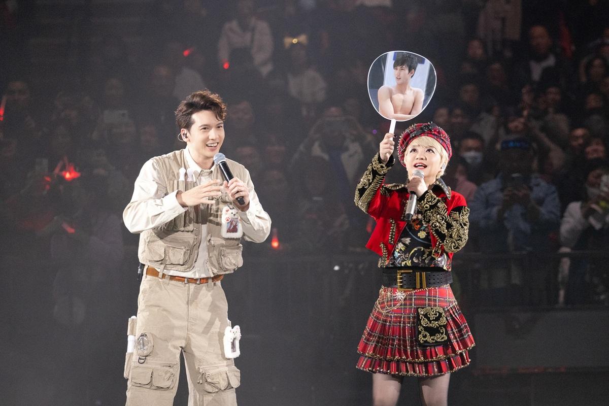 陳慧嫻獲Kenny贈騷肌應援扇。