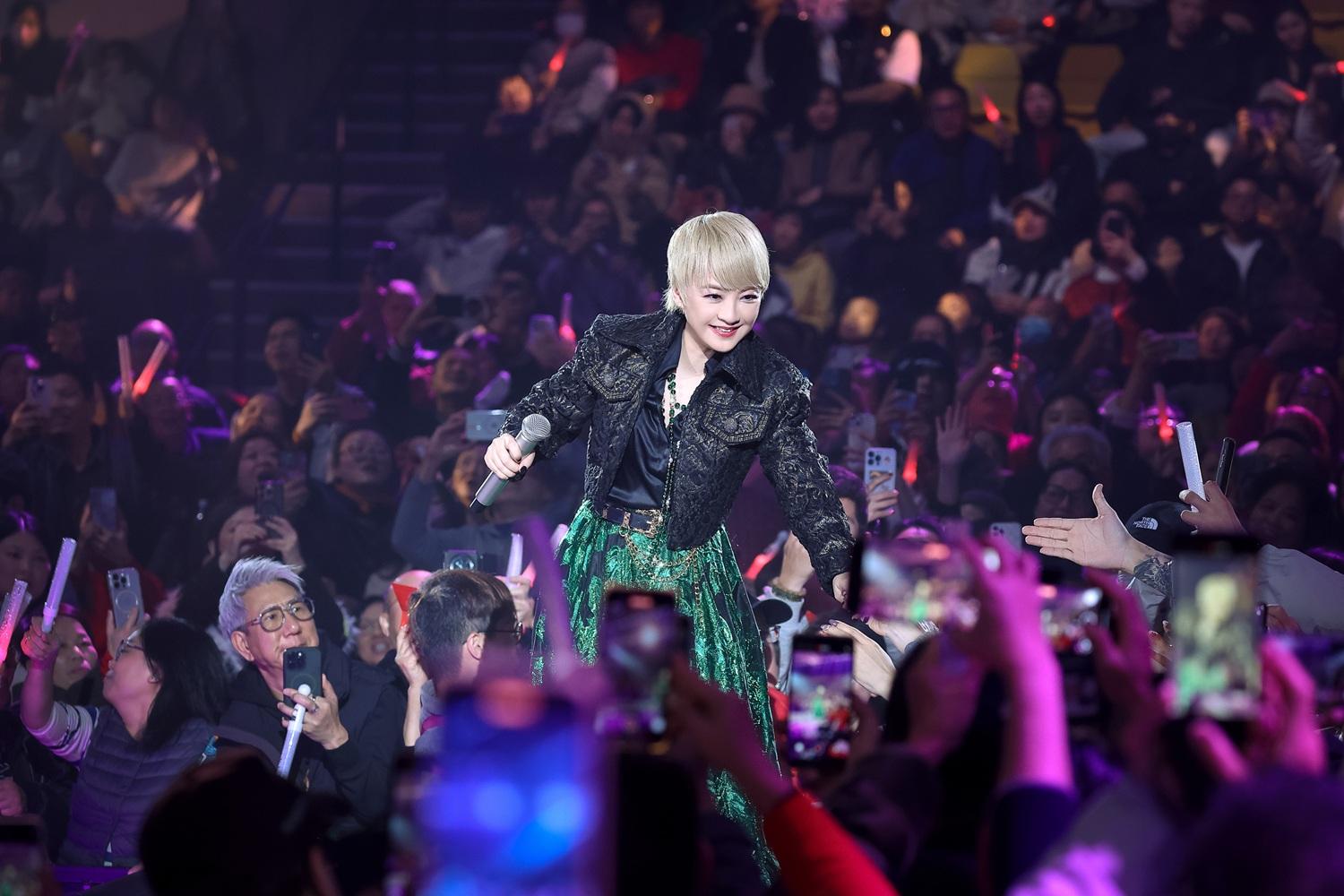 陳慧嫻於年初二舉行尾場演唱會,巡迴四面觀眾握手逗利是。