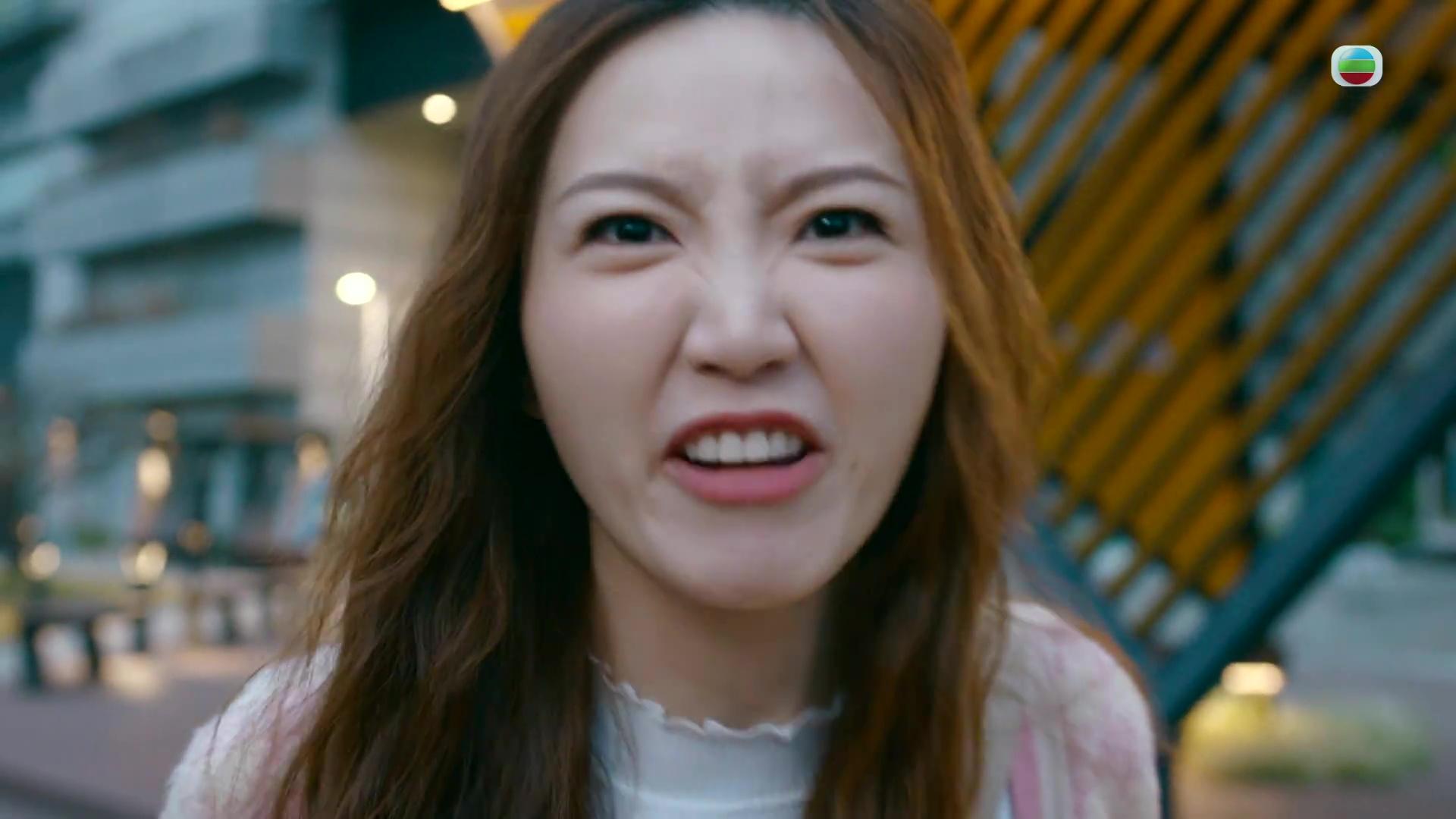 扮唐老鴨聲之餘,連表情都神模仿唐老鴨。