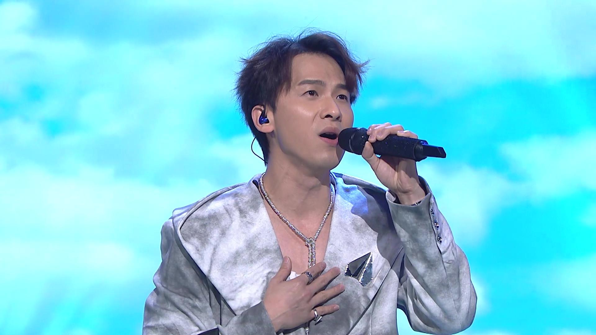 大師兄周吉佩打頭陣獻Sing。