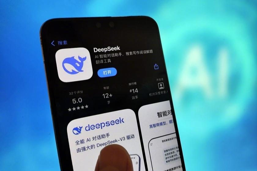 內地AI初創公司DeepSeek以低成本開發的DeepSeek-R1模型震驚全球。(微博)