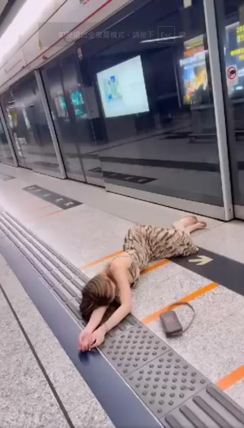 其後豹紋「醉娃」被發現瞓在港鐵站月台上。(網片截圖)