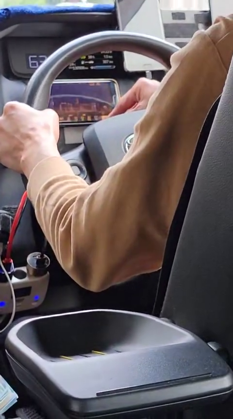 有市民於網上發帖指疑的士司機行車打機。(FB群組「車cam L(香港群組)」影片截圖)