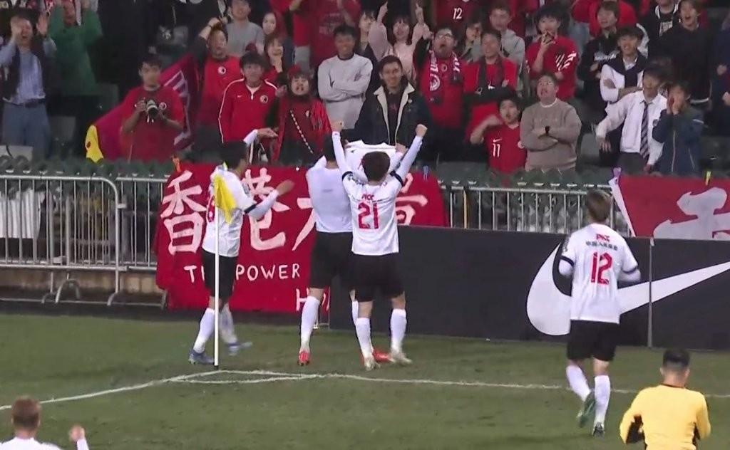 拜合拉木入球後向主隊球迷高舉球衣。
